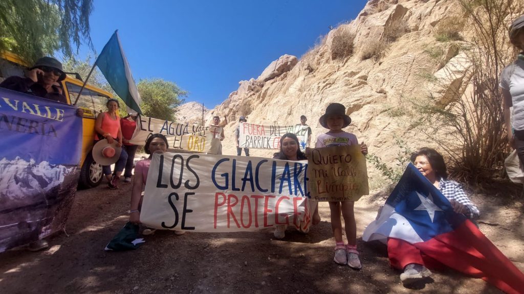 Asamblea por el Agua del Guasco Alto entregó carta al Servicio de Evaluación AmbientalAtacama rechazando su decisión de evaluar ambientalmente el proyecto minero El Encierro enlas nacientes de las aguas del río Huasco