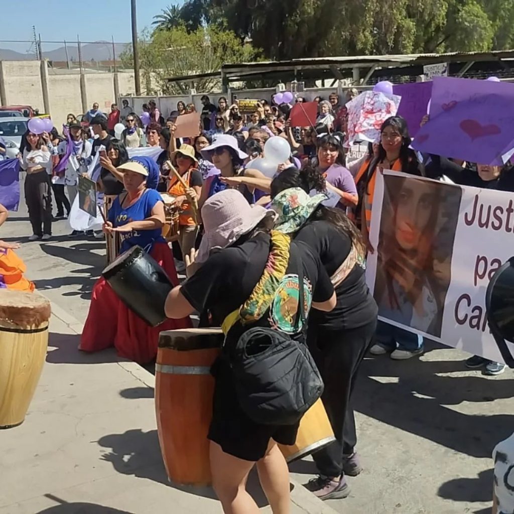 Familias marcharon y se manifestaron por el Femicidio de Camila Jopia Reinuaba afuera del Juzgado de Garantía de Vallenar