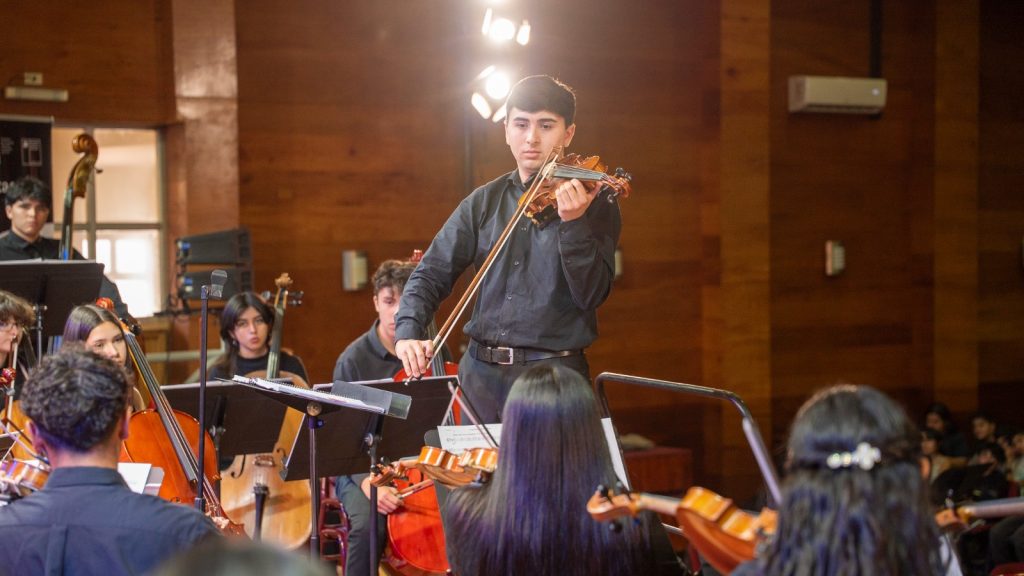 «Foji en Atacama es muy importante»: Concertino Tomás Uribe habla de su paso por esta orquesta